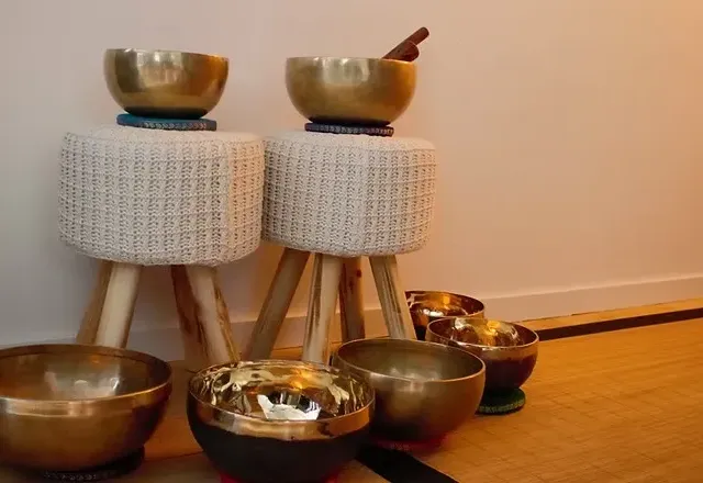 Bols tibétains installés pour une séance de voyage sonore