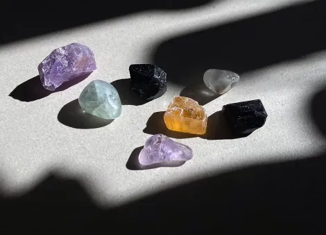 Ensemble de pierres semi-précieuses posées dans un rayon de lumière
