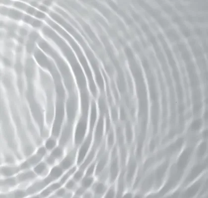 Ondulations à la surface de l'eau, comme les vibrations d'un bol tibétain