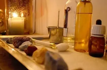 Huiles essentielles et cristaux préparés pour un massage