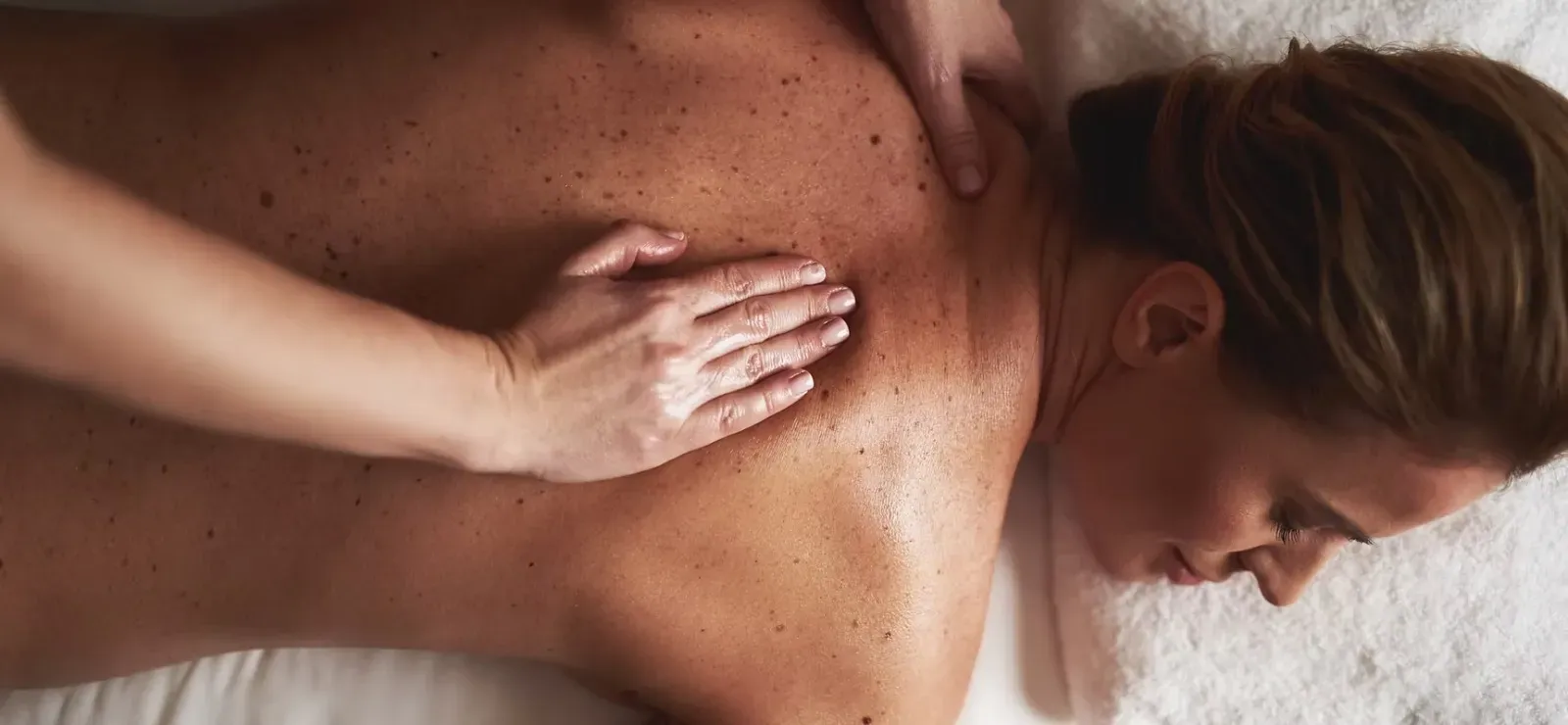 Massage relaxant du dos et des épaules
