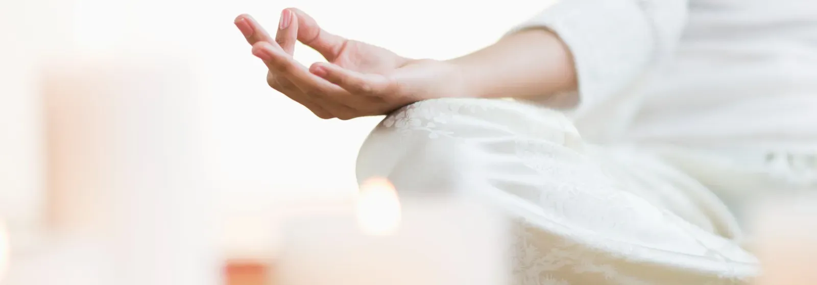 Main posée en position de méditation dans une ambiance apaisante