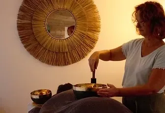 Sarah Vidal réalisant un soin au bol tibétain
